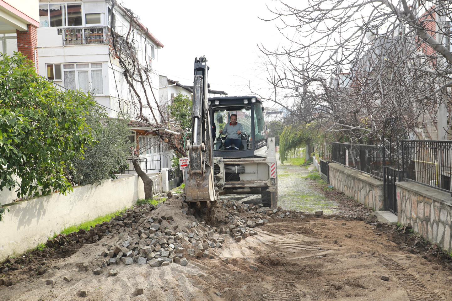 Burhaniye Belediyesi Fen İşleri Müdürlüğü ekipleri, ilçe genelinde kapsamlı yol