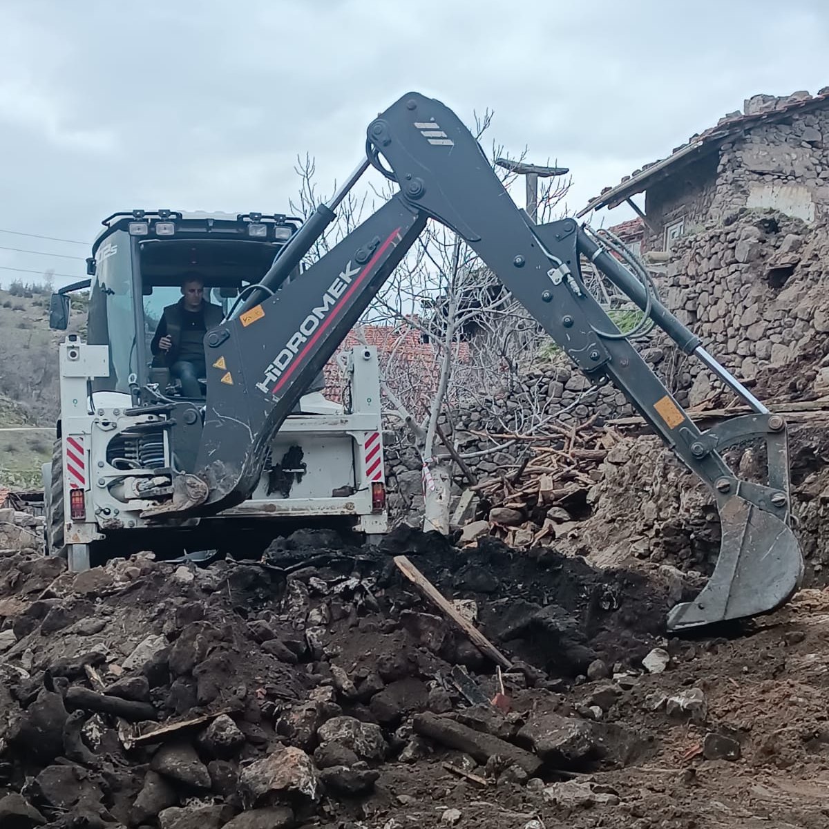 Bigadiç Belediyesi ekipleri, Altınlar Mahallesi'nde hafriyat çalışmalarını sürdürüyor
