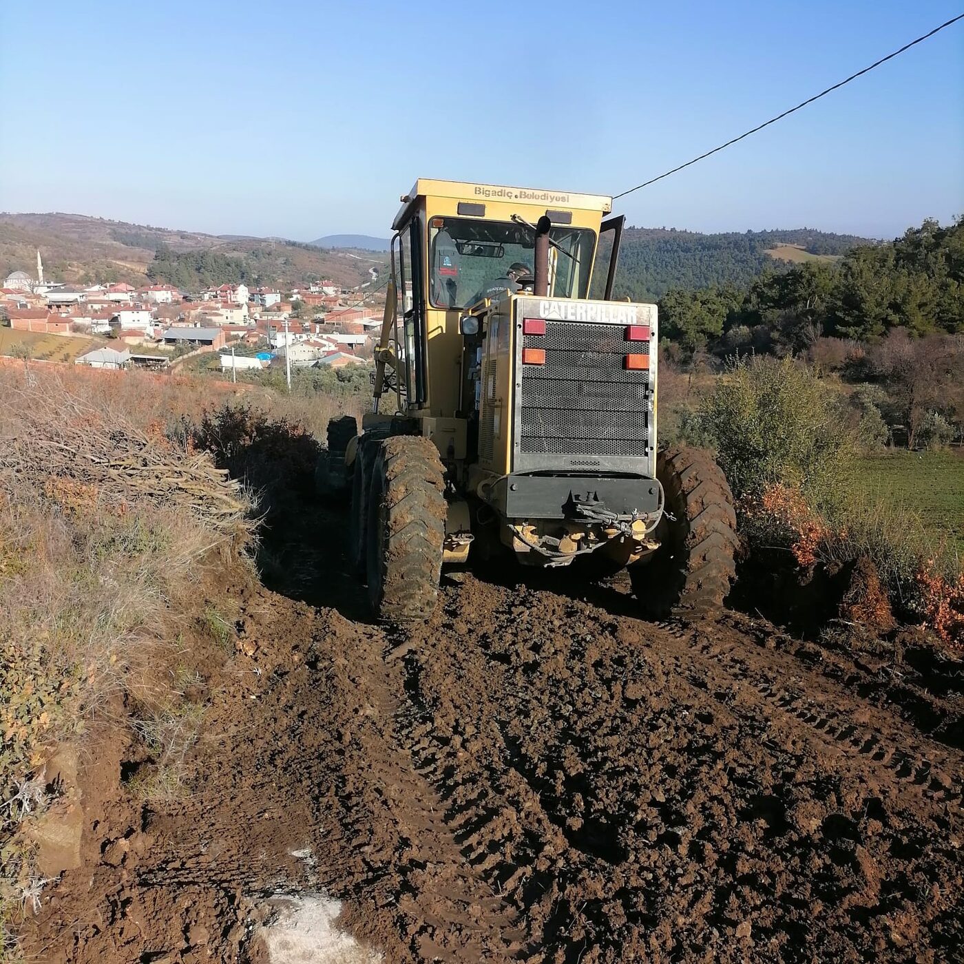 Bigadiç Belediyesi ekipleri, kırsalda arazi yollarını iyileştirme çalışmaları yapıyor.