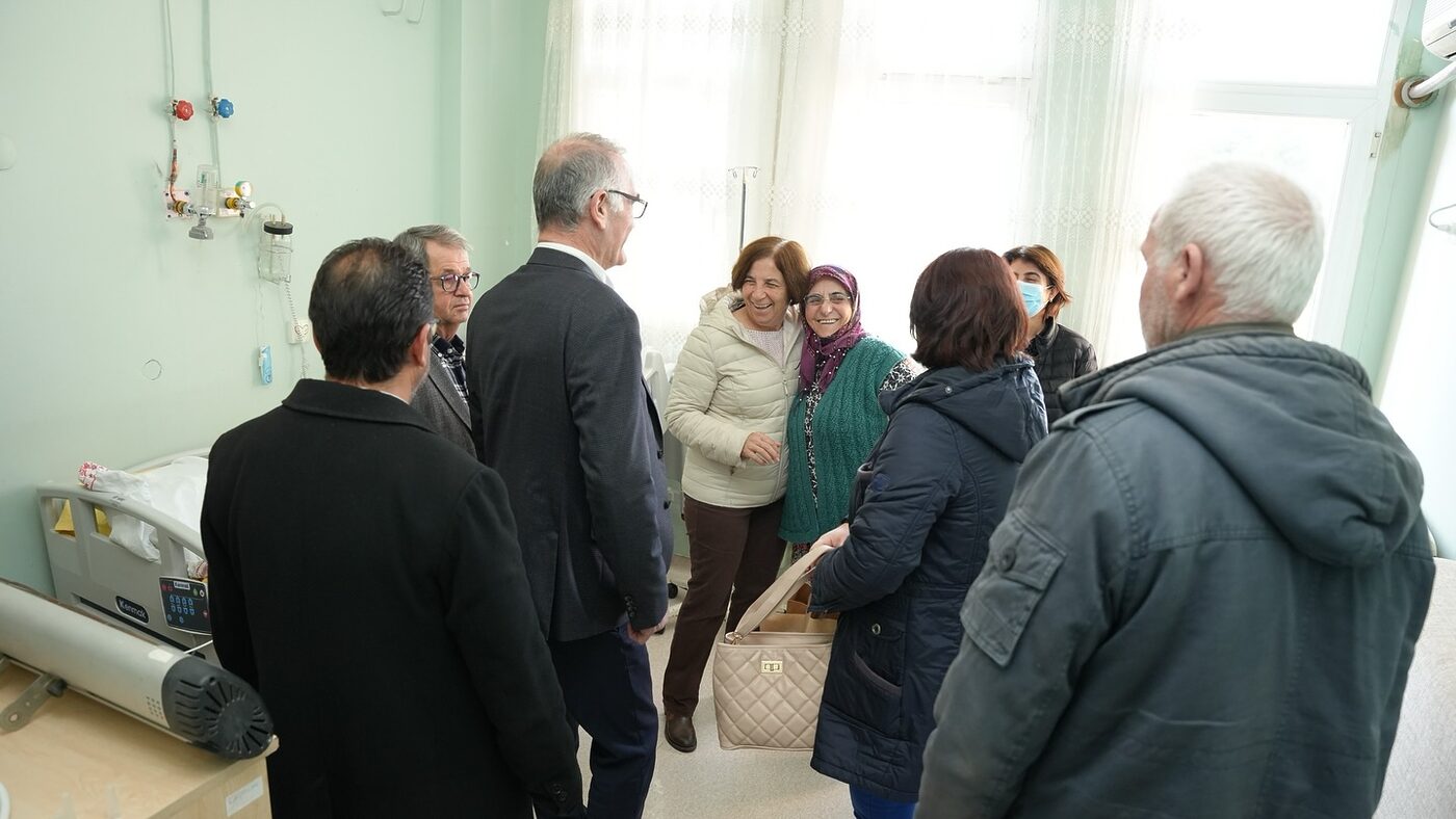 Sındırgı Belediyesi, yeni yıl öncesinde Devlet Hastanesi’nde tedavi gören hastaları