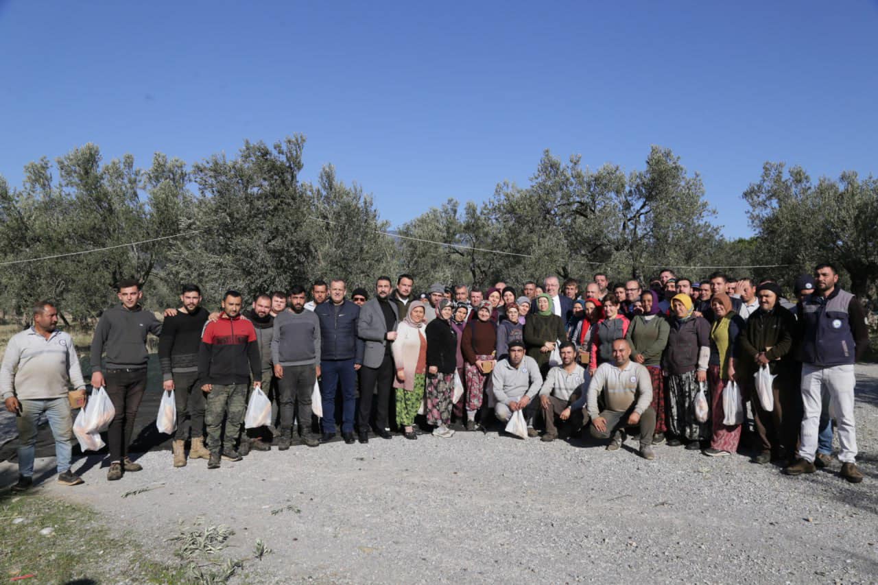 Edremit Belediye Başkanı Mehmet Ertaş, zeytin emekçilerini ziyaret etti.