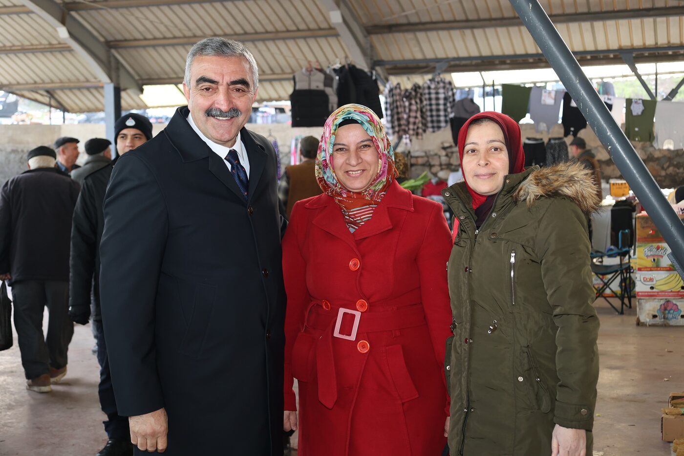 Balya Belediye Başkanı Orhan Gaga, Perşembe Pazarı'nı ziyaret ederek vatandaşlarla