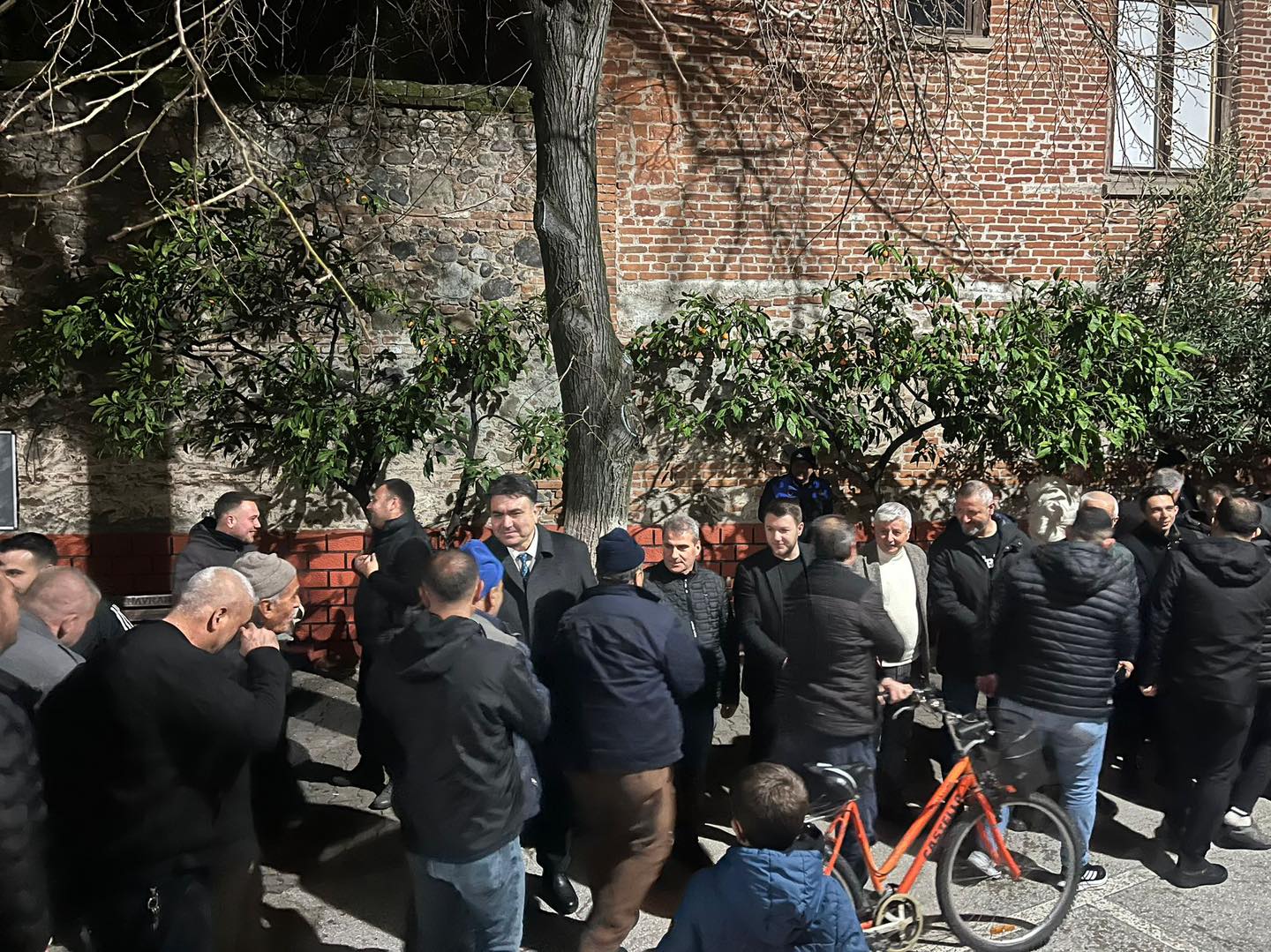 Havran Belediye Başkanı Emin Ersoy, yatsı namazı sonrası vatandaşların kandilini