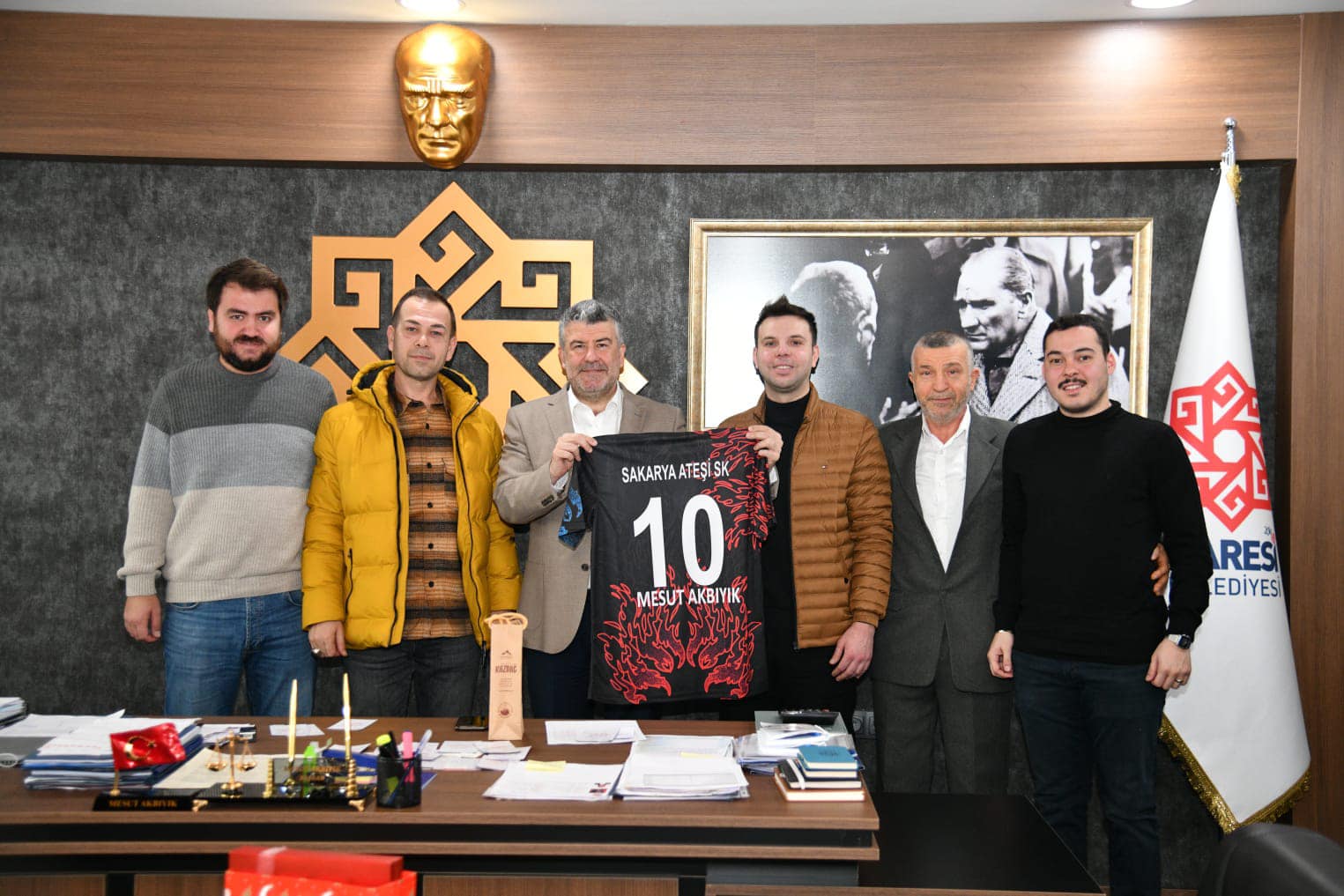 Karesi Belediye Başkanı Mesut Akbıyık, yeni kurulan Sakarya Ateşi Spor