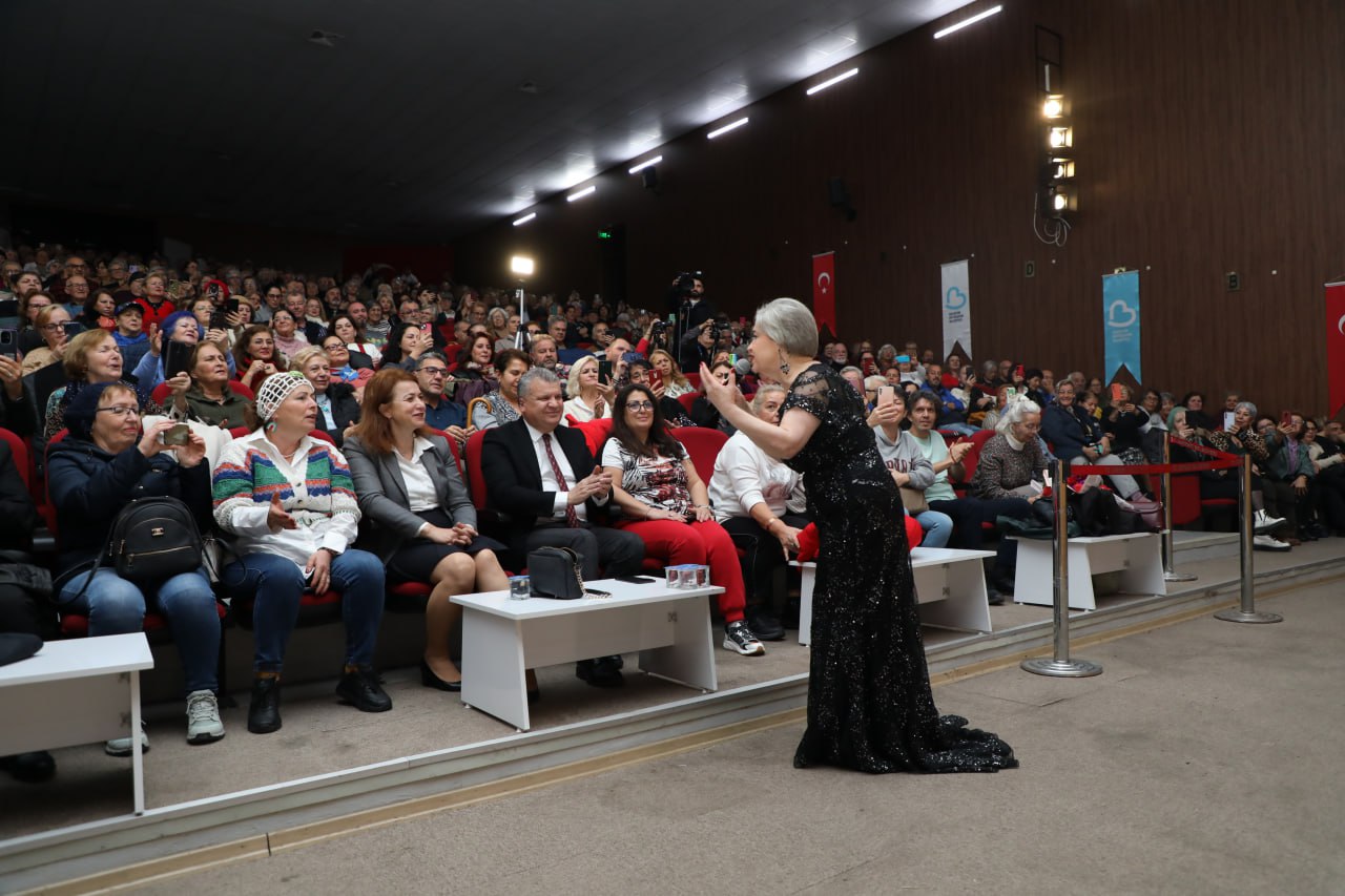 Dün akşam Edremit'te Şükrü Tunar Kültür Merkezi'nde Türk Sanat Müziği