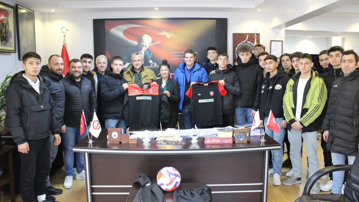 Hastavuk yönetimi, Susurlukspor alt yaş gruplarına futbol malzemesi desteğinde bulundu.