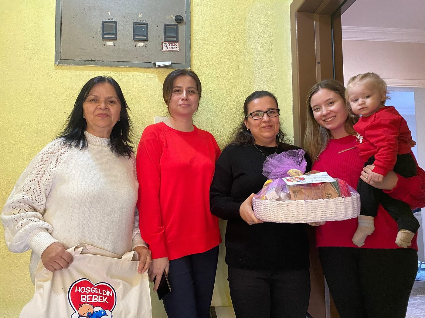 Sındırgı'da 'Hoş geldin Bebek' projesi kapsamında yenidoğan bebeklerin ailelerine ziyaretler