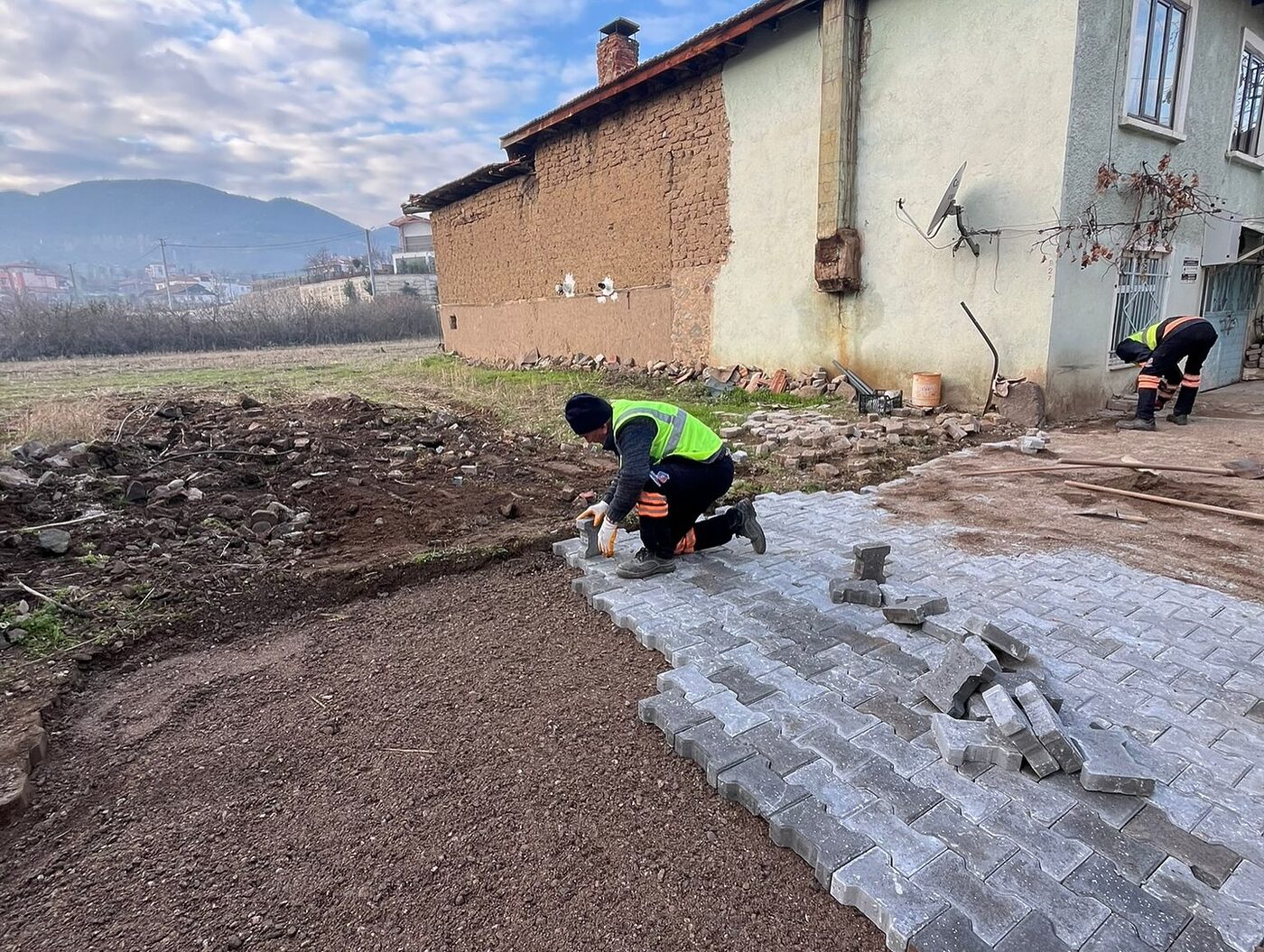 Sındırgı Belediyesi ekipleri, ilçede parke taşı döşeme çalışmalarını sürdürüyor.