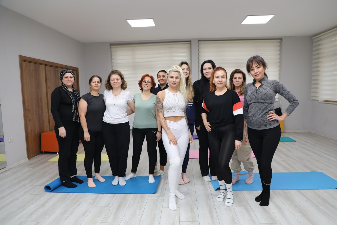 Edremit Belediyesi'nin düzenlediği "Orijinal Yoga Sistemi Kursu" başladı.