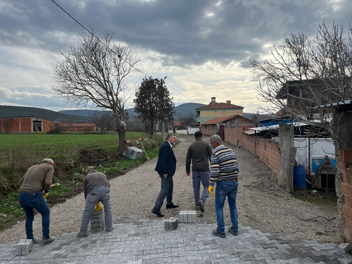 Kepsut Belediye Başkanı İsmail Cankul, ilçedeki parke taşı çalışmalarını yerinde