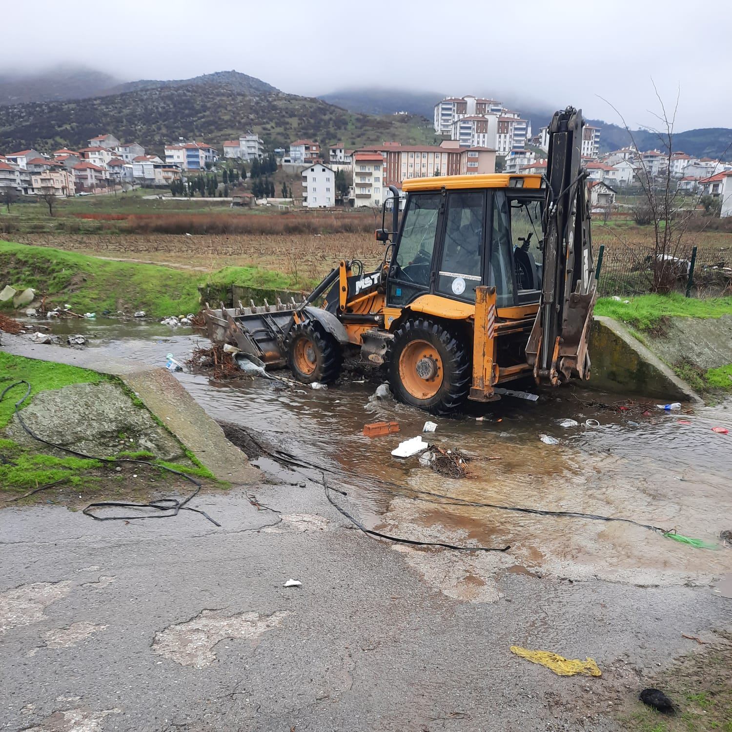 Bigadiç Belediyesi ekipleri, doğal yaşamın korunması için dere temizliği yaptı.