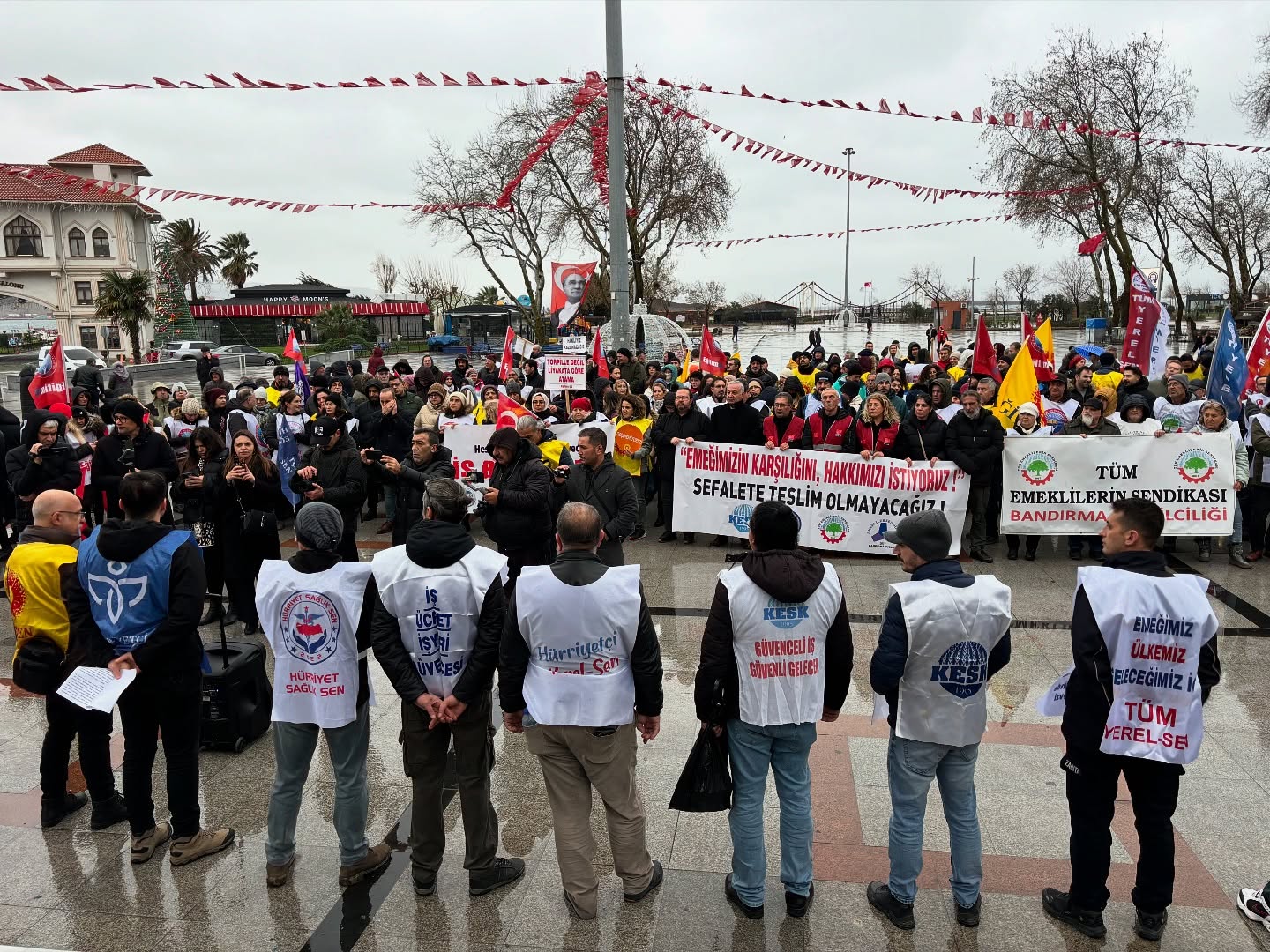 Bandırma'da kamu emekçileri yapılan zamları protesto etmek için meydana indi.