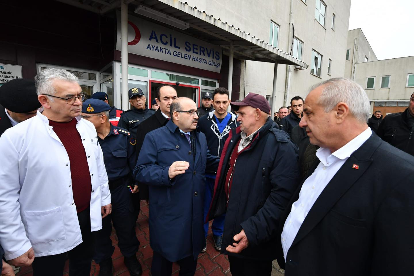 Balıkesir Valisi İsmail Ustaoğlu, Gönen'deki kazada yaralananları hastanede ziyaret etti.