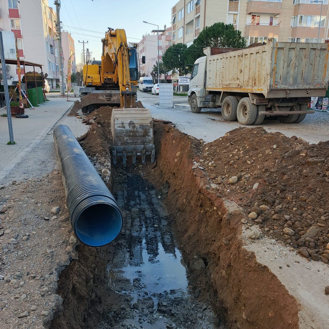 Edremit Belediyesi, Altınkum Mahallesi Sahil Caddesi'nde yağmursuyu hattı döşeme çalışmalarını