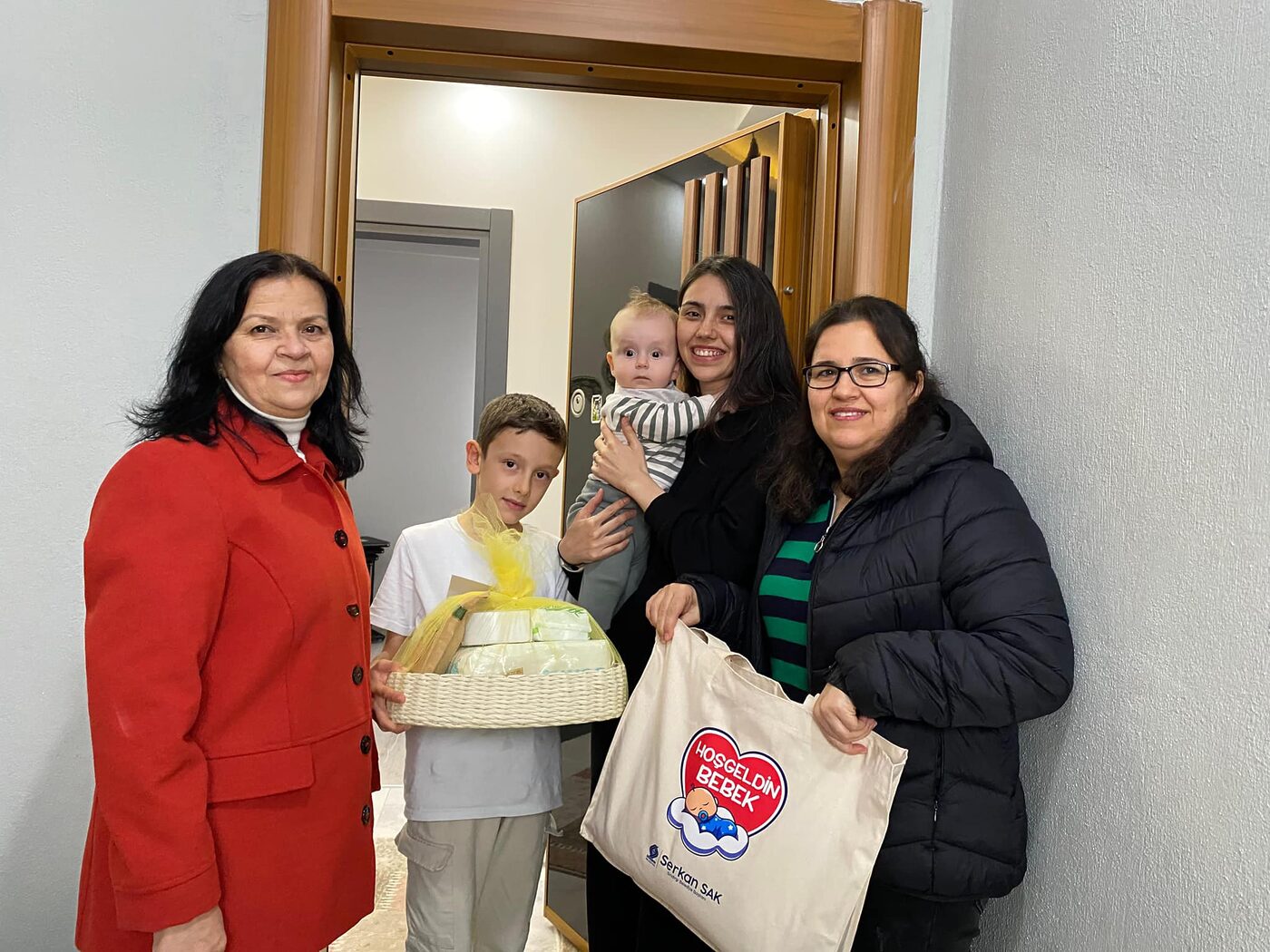 Sındırgı'da 'Hoş geldin Bebek' projesi kapsamında ziyaretler devam ediyor.