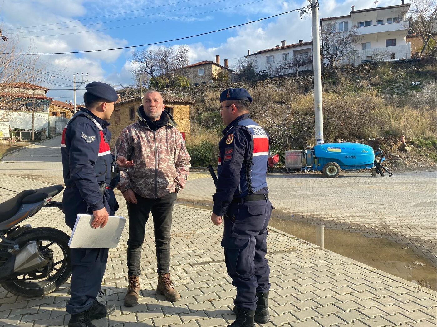 Burhaniye'de Jandarma personeli yaşlı vatandaşları ziyaret etti.