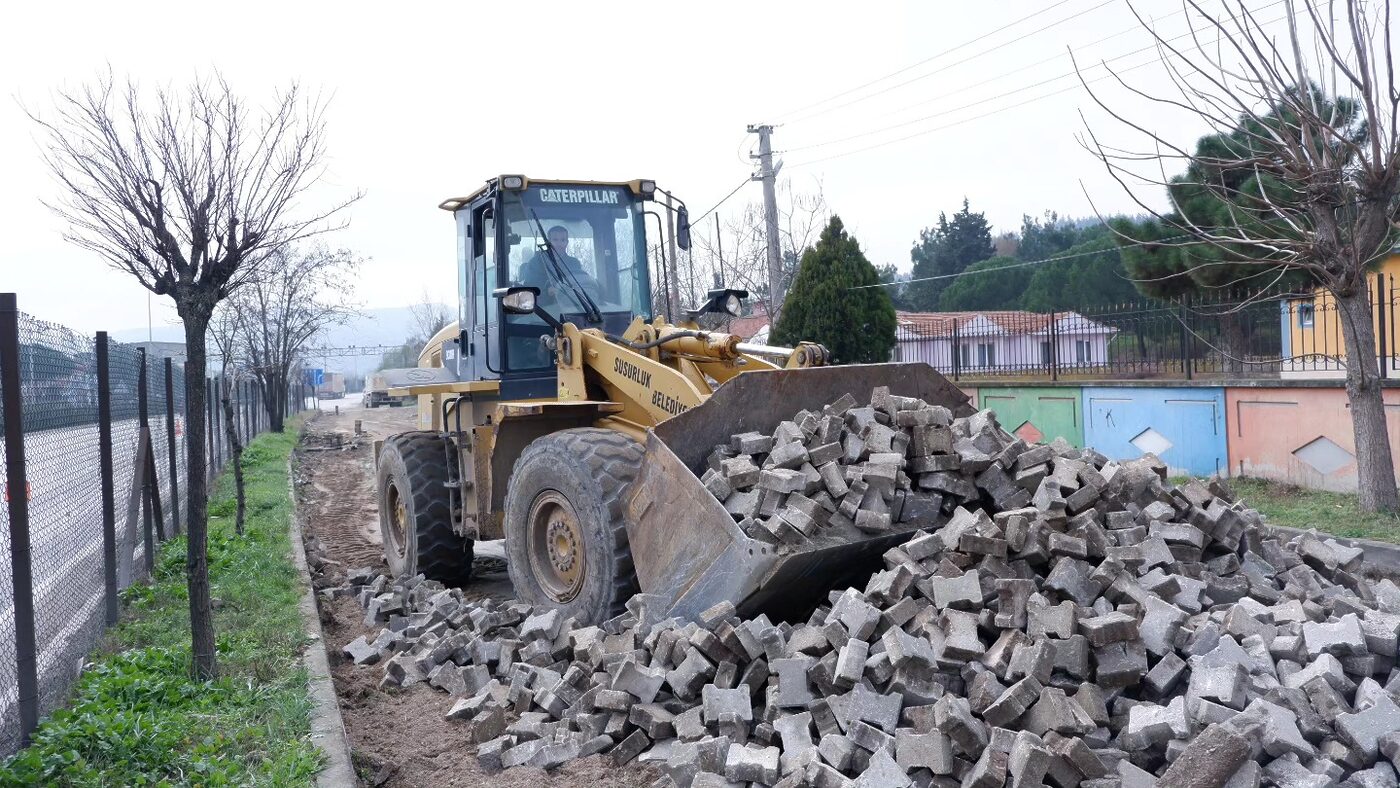 Susurluk Belediyesi ekipleri, ilçede yol yapım çalışmalarına başladı
