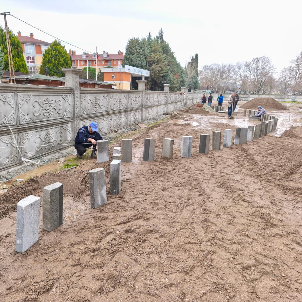 Bigadiç Belediyesi ekipleri, ilçede peyzaj çalışmalarını sürdürüyor.