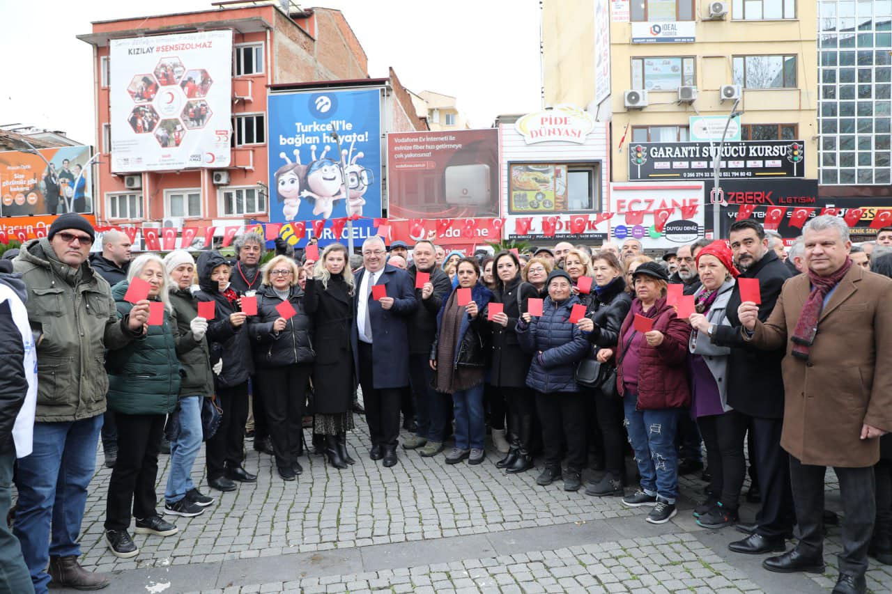 Edremit Belediye Başkanı Mehmet Ertaş, sendikaların grevine katıldı.