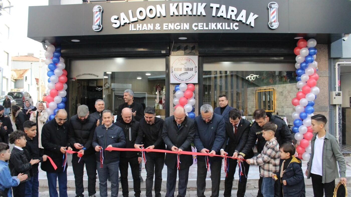 Susurluk Belediyesi protokolü, ilçede hizmete giren Saloon Kırık Tarak’ın açılışını