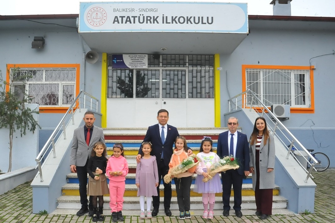 Sındırgı Belediye Başkanı Serkan Sak, karne alan öğrencilerin heyecanına ortak