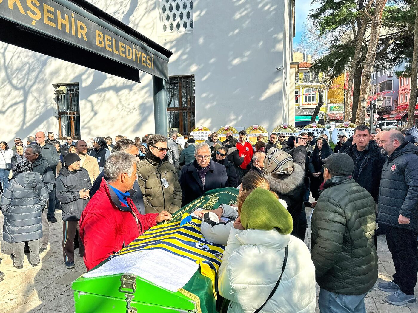 Bandırma Belediye Başkanı Dursun Mirza, düzenlenen cenaze törenlerine katılım sağladı.