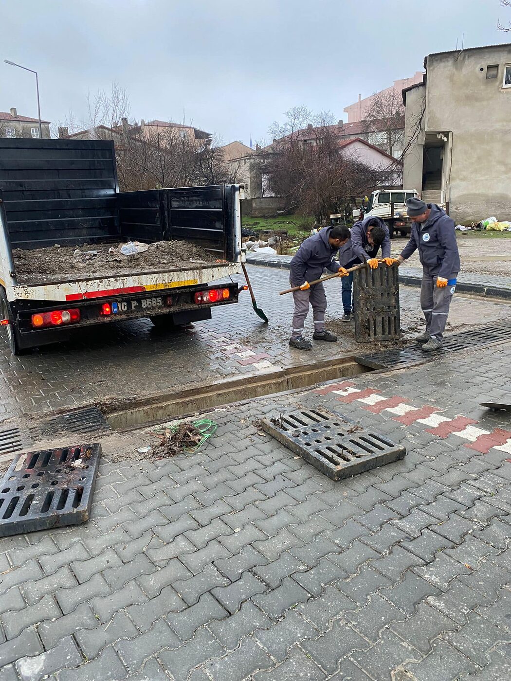 İvrindi Belediyesi ekipleri, ilçede mazgal ve rögarları temizliyor
