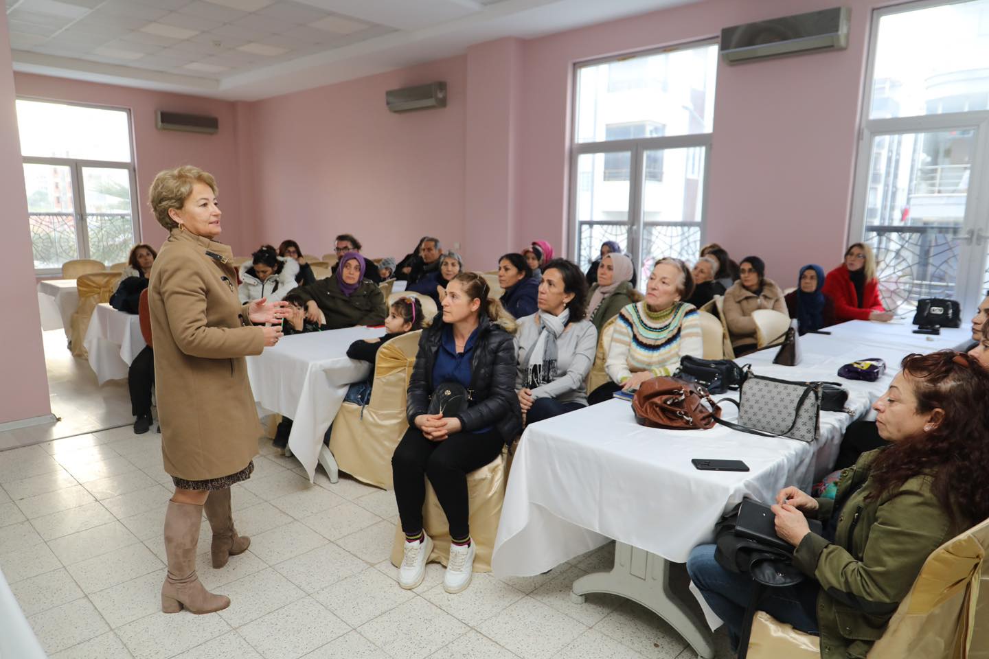 Burhaniye Belediyesi tarafından ilçe genelindeki tüm mahallelerde düzenlenen kadın buluşmaları,