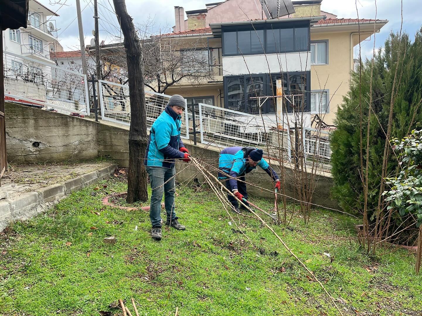 Dursunbey Belediyesi ekipleri, ilçede yeşil alan bakım çalışmalarını sürdürüyor.