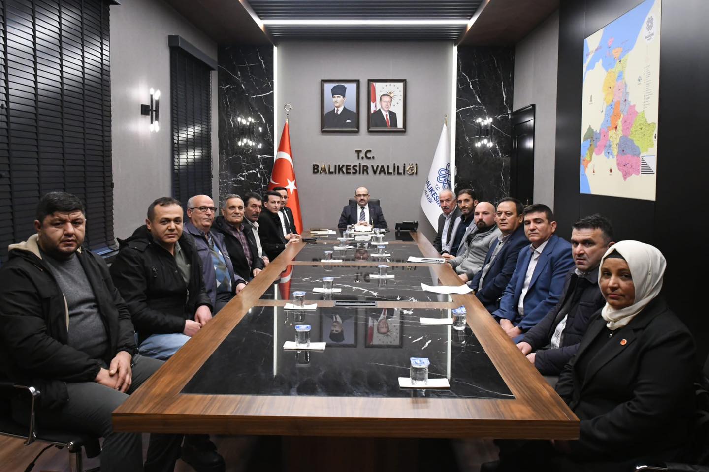 Balıkesir Valisi İsmail Ustaoğlu, ilçelerden gelen mahalle muhtarlarıyla buluştu.