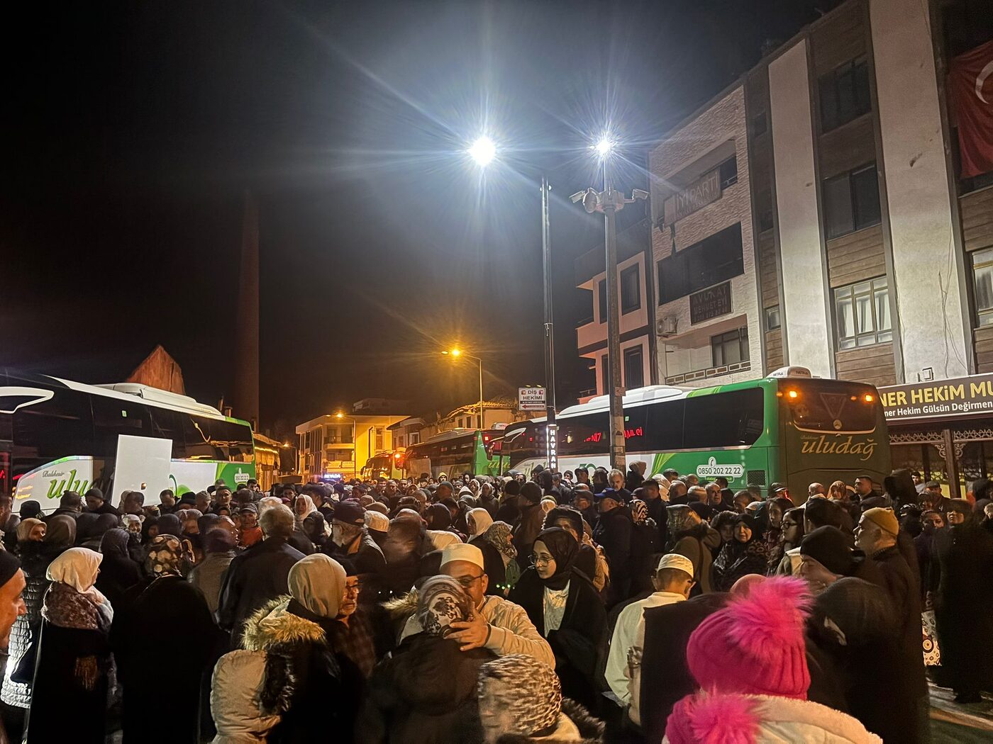 Havran Belediye Başkanı Emin Ersoy, Umre için yol çıkan vatandaşları