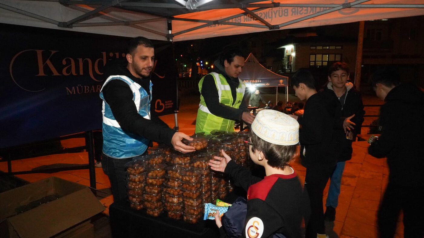 Sındırgı'da dün akşam Miraç Kandili vesilesiyle lokma ikramı yapıldı
