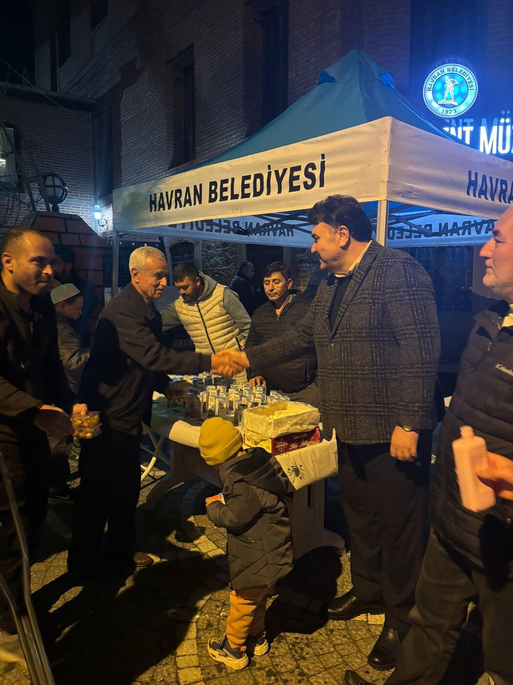 Havran Belediye Başkanı Emin Ersoy, namaz sonrası vatandaşların kandilini kutladı
