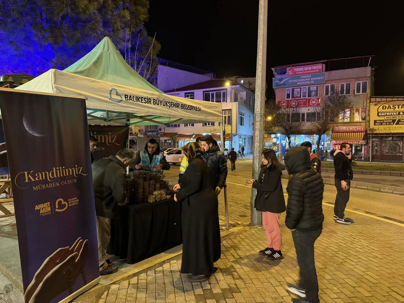 İvrindi'de dün akşam Miraç Kandili dolayısı ile lokma ikramında bulunuldu
