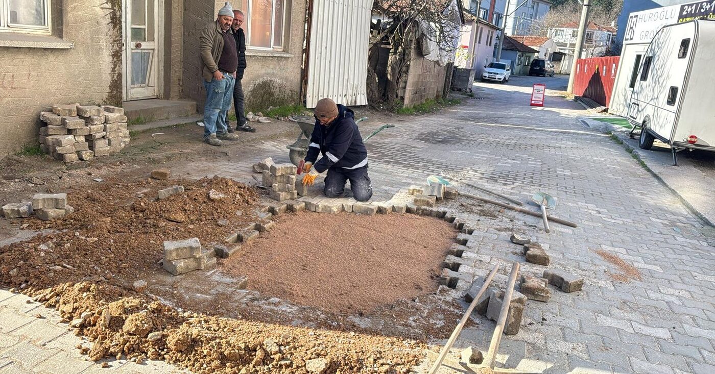 Fen İşleri Müdürlüğü ekipleri, ilçenin alt yapısını güçlendirmek ve vatandaşların