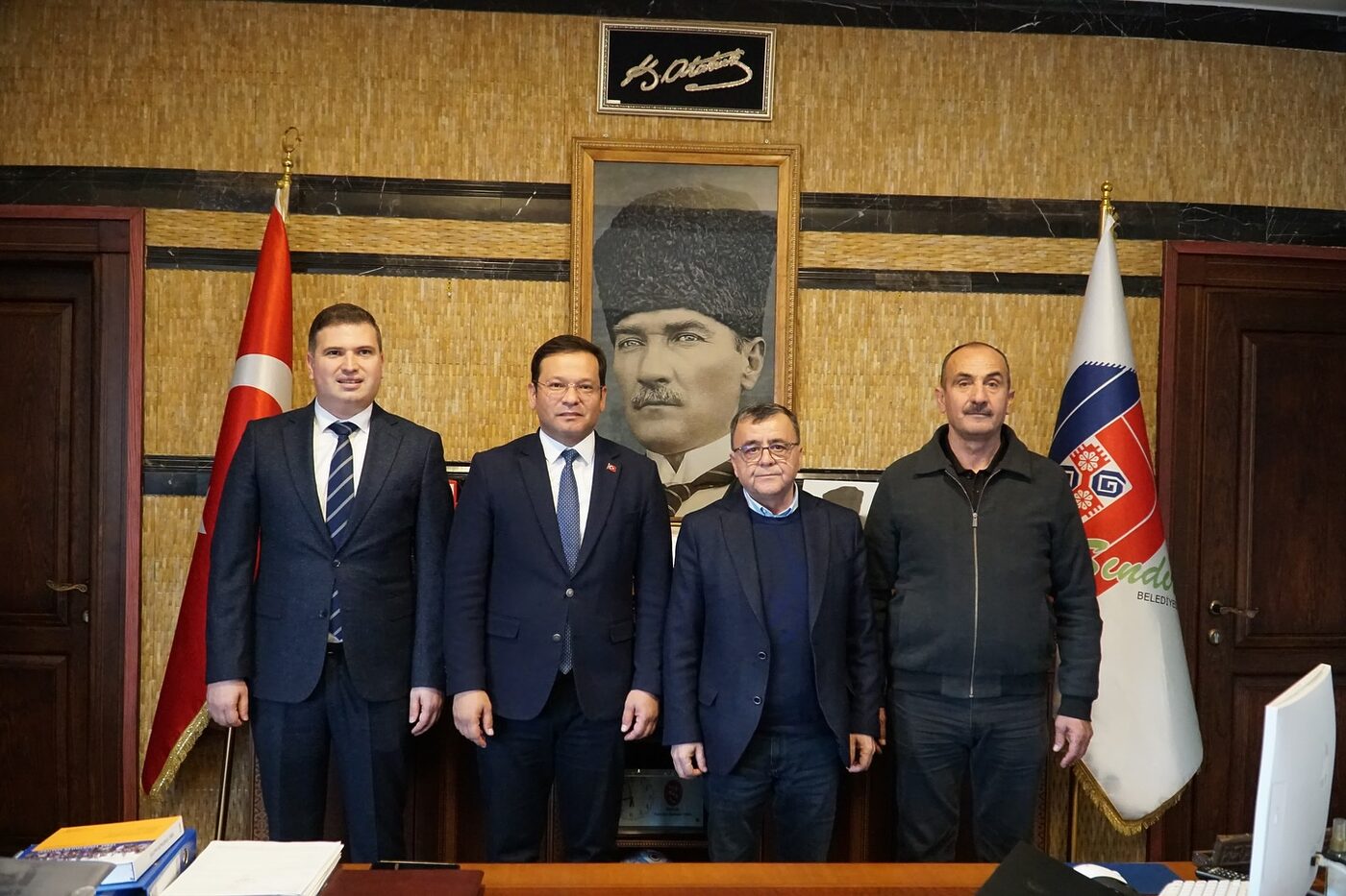 Sındırgı Belediye Başkanı Serkan Sak, ziyaretine gelen misafirlerini belediyede ağırladı.