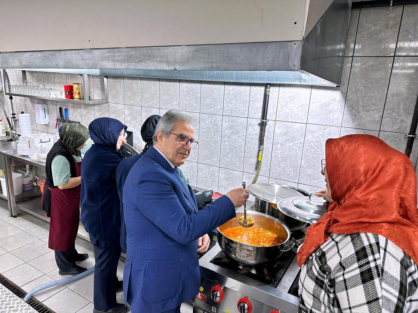 Bandırma Belediye Başkanı Dursun Mirza, ihtiyaç sahipleri için yemek hazırladığı