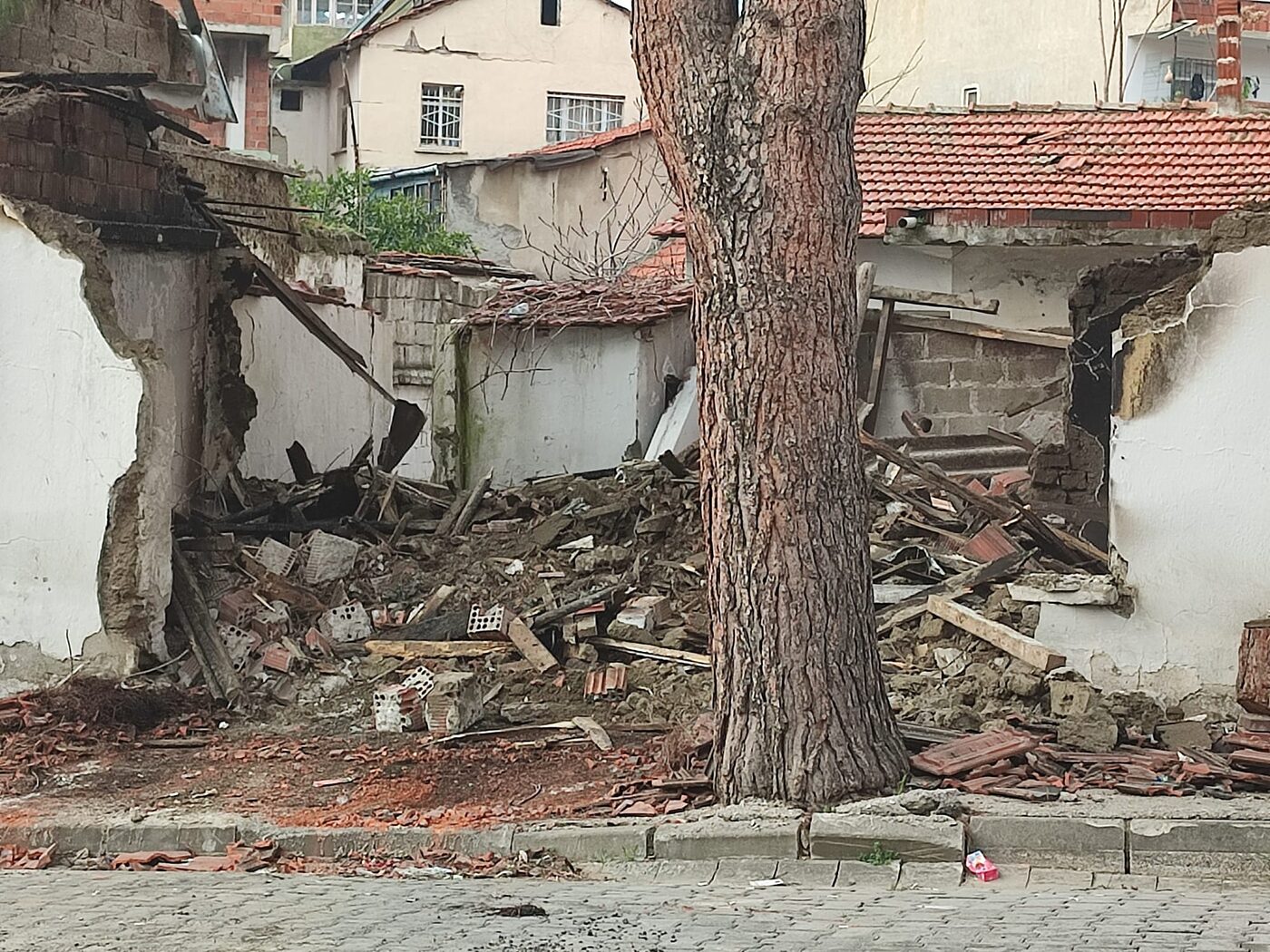 Edremit'te yanmış haldeki metruk binanın yıkım işlemleri belediye ekiplerince yapılıyor.