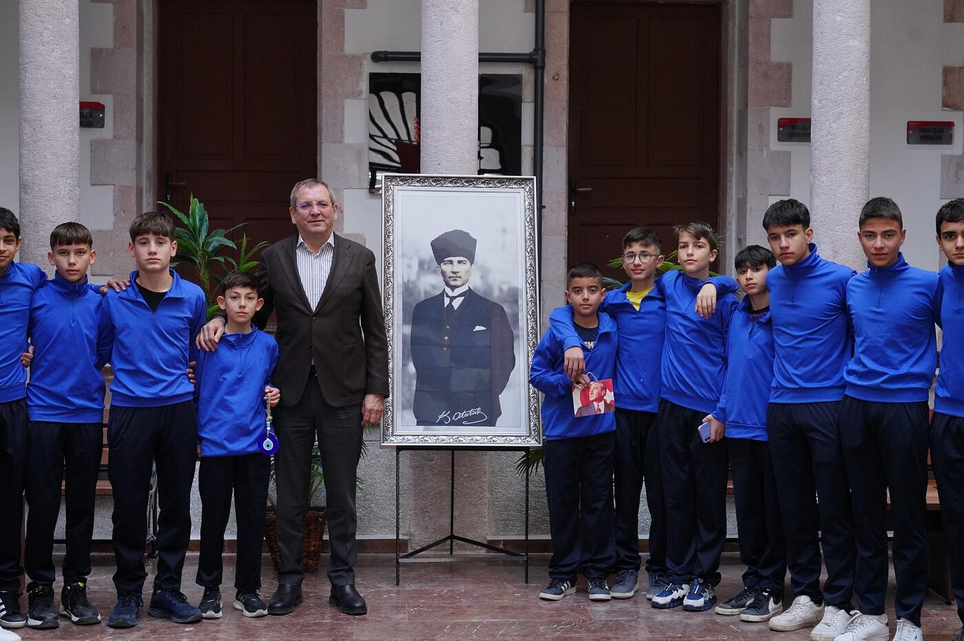 Genç sporcular, Ayvalık Belediye Başkanı Mesut Ergin'i ziyaret etti.