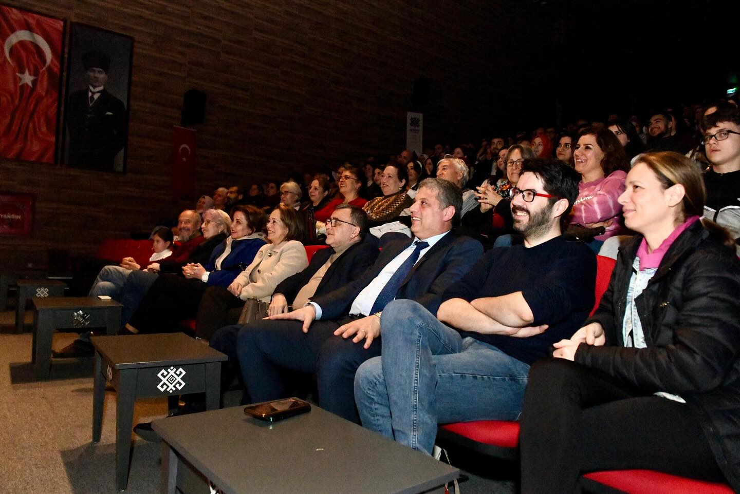 Altıeylül'de tek perdelik komedi oyunu "Koca Ütüleme Rehberi" sahnelendi.