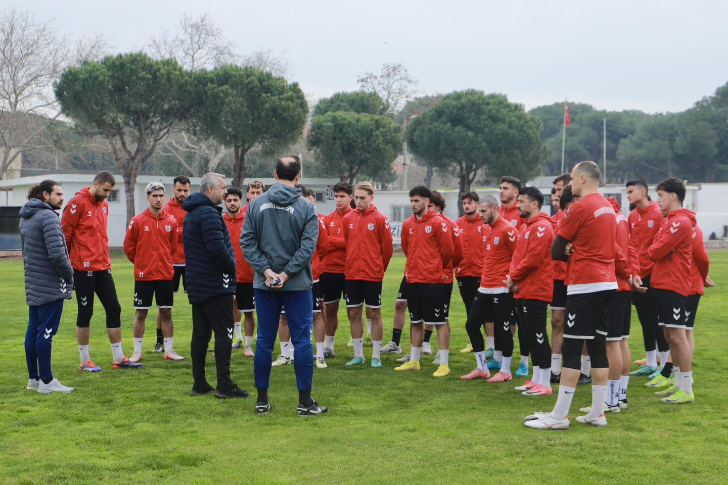 Bölgesel Amatör Lig 8. Grup'ta mücadele eden Burhaniye Belediyespor Futbol