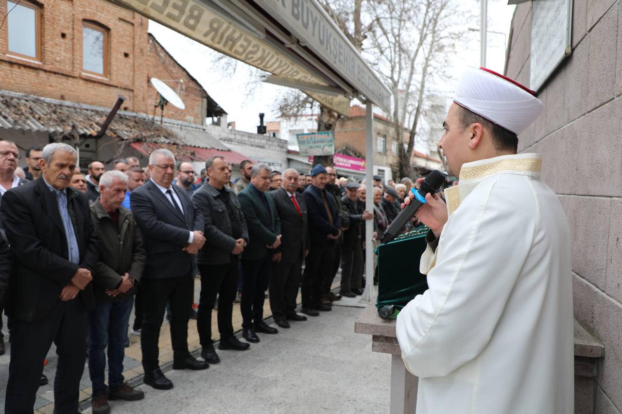 Edremit Belediye Başkanı Mehmet Ertaş, dün düzenlenen cenaze törenine katılıp