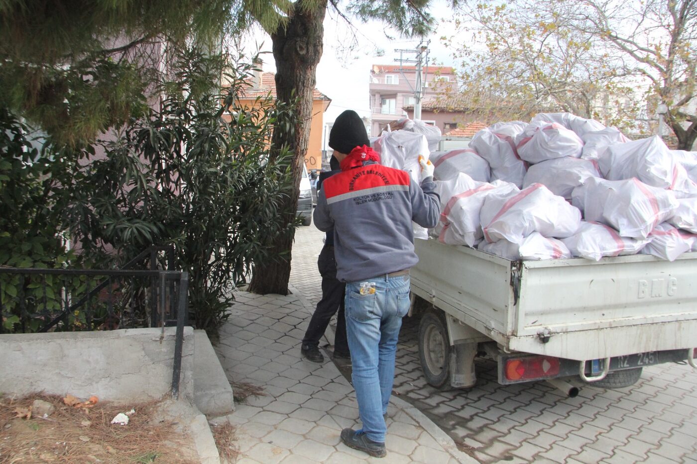 Burhaniye Belediyesi’nden ihtiyaç sahibi vatandaşlara yardımlar sürüyor