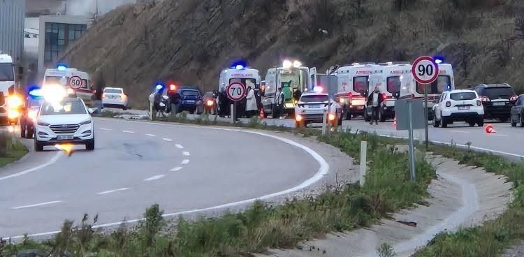 Balıkesir'in Gönen ilçesinde servis aracı yağışlı havada kaza yaptı. Kazada