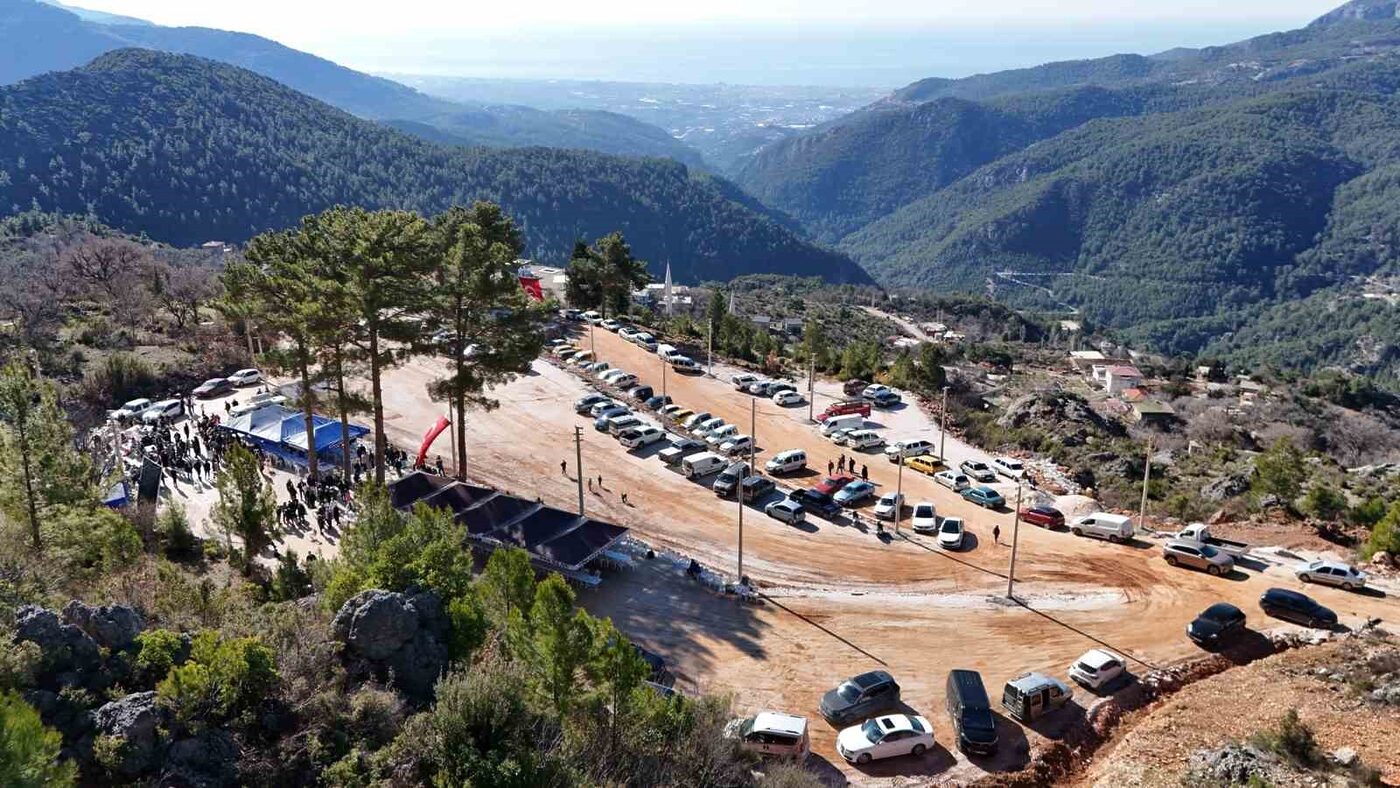 Alanya Belediye Başkanı Osman Tarık Özçelik, Bademağacı Mahalle Muhtarlığı ev