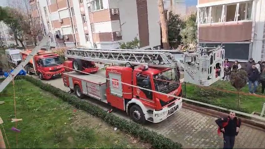 Balıkesir’in Edremit ilçesinde bir apartman dairesinde çıkan yangında 1 kişi