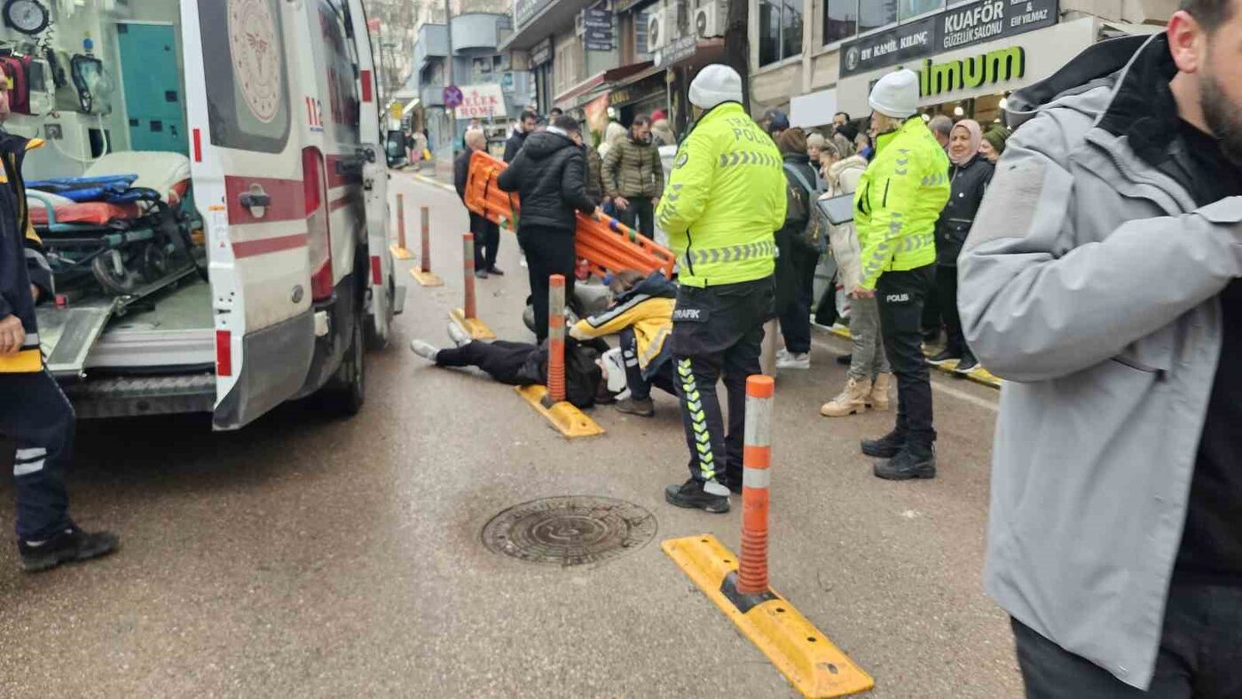 Balıkesir’in Bandırma ilçesinde yolun karşısına geçmeye çalışan kızlara çarpan motosiklet