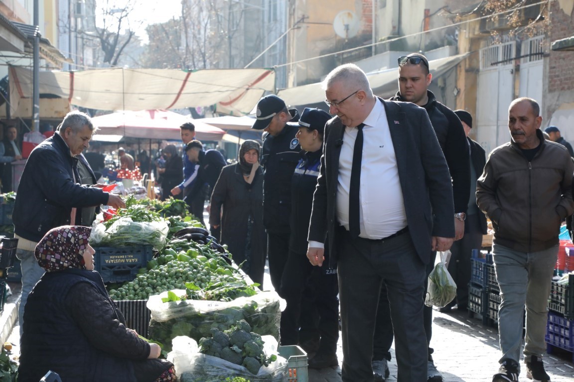 Edremit merkezde ilçenin en büyük halk pazarını ziyaret eden Edremit