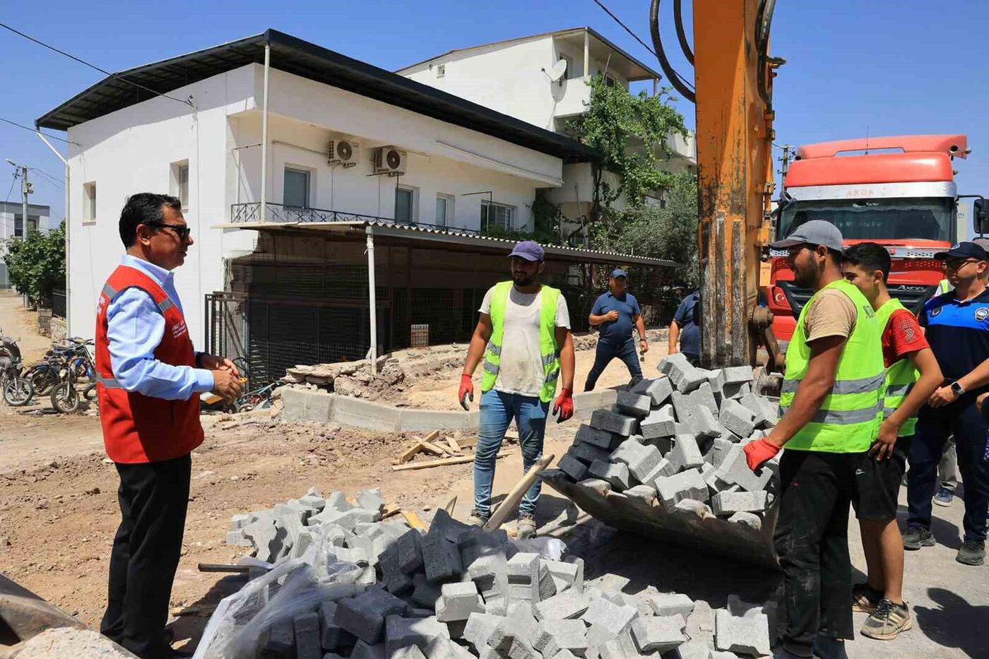 Muğla’nın 13 ilçesinde kırsaldan kıyısala sorumluluk alanında yol çalışmalarına devam