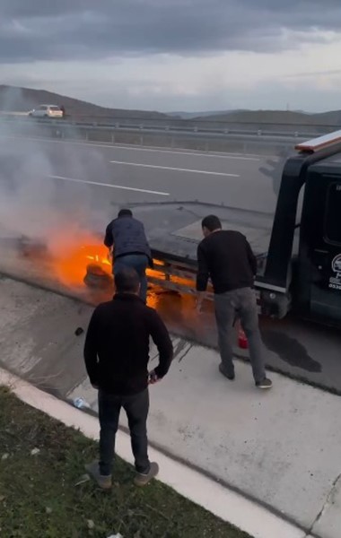 Balıkesir’de bir çekicinin lastiğinin patlaması sonucu jantın üzerinde ilerlemesi az